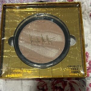 Nicole Miller Shimmering Bronzer - Tan and Gold